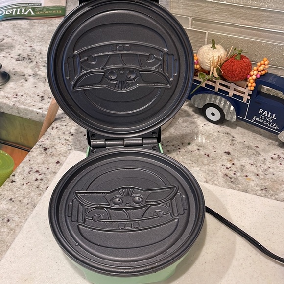 The Mandalorian Waffle Maker - Picture 2 of 2